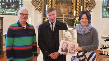 Von links: Hartmut Seitz, Christoph von Saldern, Berit Seitz in der Neuenwalder Klosterkirche.