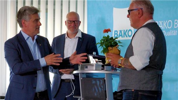 Von links: Jörg Itjen (Aufsichtsratsvorsitzender) und Mirko Oeltermann danken Frank Rehme für seinen packenden Vortrag über die neue Aufgabe des Handels unter dem Motto „Umsorger statt Versorger“.