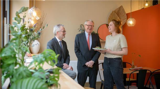 Von links: Karsten Nowak, Präses Eduard Dubbers-Albrecht und Jenifer Dagligil im Frühstücks-Café Lieblingsplatz.