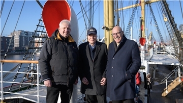 Schulschiffverein feiert sein Schmuckstück in Bremerhaven bei Sonnenschein Von links: Michael Hödt (Vorsitzender des Schulschiffvereins), Claus Jäger (Ehrenvorsitzender) und Dr. Walter Schmel (stellvertretender Vorsitzender) feiern 125 Jahre Deutscher Schulschiff-Verein.