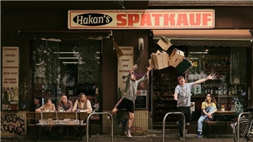 Streaming-Tipps der Woche Von links nach rechts: Marianne (Eva Weißenborn), Helmut (Torsten Michaelis), Rashid (Falilou Seck), Konnopke (Alexander Finkenwirth), Fred (Wilson Gonzalez) und Aylin (Gülseren Erkut) stehen vor dem Spätkauf, dem Schauplatz der ZDFneoriginal-Sitcom „Späti“.