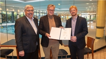 Von links: Oberbürgermeister Melf Grantz, Geschäftsführer der Bädergesellschaft Bremerhaven mbH Robert Haase und Piet de Boer, Vertreter der IHK Bremen - Handelskammer für Bremen und Bremerhaven, bei der Übergabe der Jubiläumsurkunde.