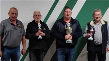 Von links: Olaf Meyer, Paul Leske, Thomas Giehl und Hans-Hermann Schneider nahmen ihre Pokale entgegen.