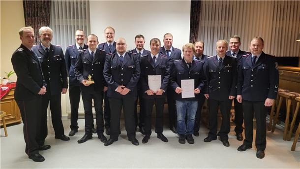 Von links: stellv. Ortsbrandmeister Bastian Finkel, Kreisbrandmeister Peter Dettmer, Florian Gerken, Jacob Lambregts, Tobias Mangels, Marcel Quiring, Matthias Brombach, Eike Holsten, Cord Radeke, Niklas Küllmar, Marco Dahm, Abschnittsleiter Henning Herzig, Gemeindebrandmeister Harald Cordes und Ortsbrandmeister Reiner Harms.