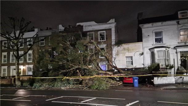 Hochwasser und Sturm in Großbritannien und Frankreich Von Sturm „Henk“ verursachte Schäden in einer Straße in London.