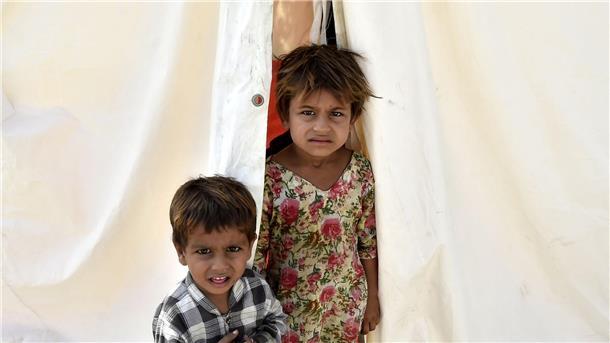 Von Überschwemmungen betroffene Kinder in einem Lager in Pakistan.