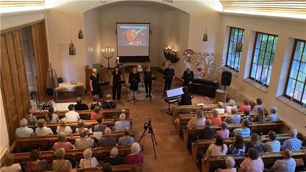 Standing Ovations für „Viddel 12“ in Iselersheim Vor 120 Zuhörern in der vollen Findorff-Kirche berührte die Gruppe aus der St.-Liborius-Gemeinde die Herzen der Besucher mit einer Mischung aus Gospelsongs, Balladen und Popsongs.