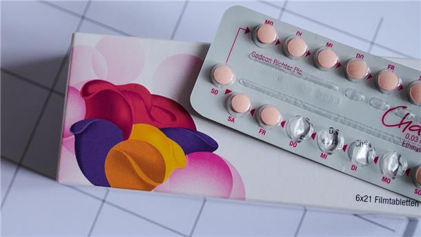 Selbstbestimmung hat ihren Preis: Die finanzielle Last durch Verhütung Eine teilweiße schon geöffnete Monatspackung der Antibabypille liegt auf einem Kalender