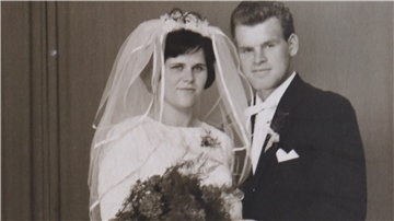 Vor 60 Jahren heirateten die beiden in ganz kleinem Kreis. Das Kleid wurde von Hildegards Schwiegermutter angefertigt.