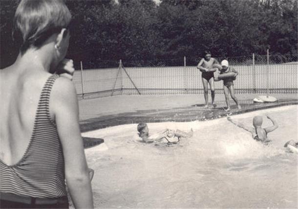 Nichts für Kälteempfindliche: Schwimmunterricht einst auch im Weserwasser Vor allem bei Kindern beliebt war das Lehrschwimmbecken am Nordenhamer Strand.