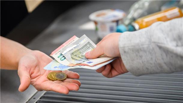 Inflation auf niedrigstem Stand seit August 2021 Vor allem gesunkene Energiepreise dämpften nun die Inflation im Oktober. Nahrungsmittel verteuerten sich allerdings erneut überdurchschnittlich.