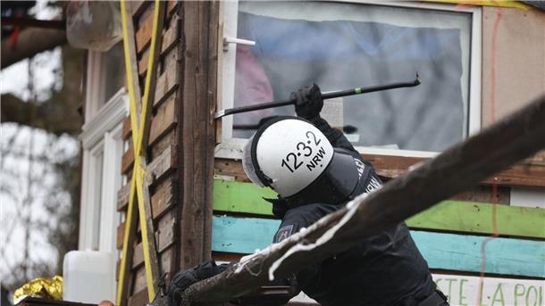 Abrissbagger in Lützerath - Widerstand bröckelt Vor allem in den Baumhäusern, Holzhütten und den massiven Gebäuden befinden sich noch Aktivisten.