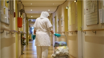 Vor allem in Reinigungsberufen und in der Gastronomie gibt es laut Statistischem Bundesamt überdurchschnittlich viele Erwerbstätige mit Migrationshintergrund.