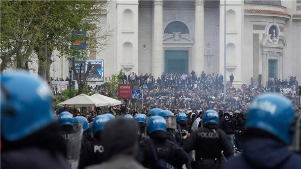 Krawalle vor Anpfiff: Remis im Rom-Derby Vor allem vor dem Derby in Rom gab es Ausschreitungen durch Randalierer.