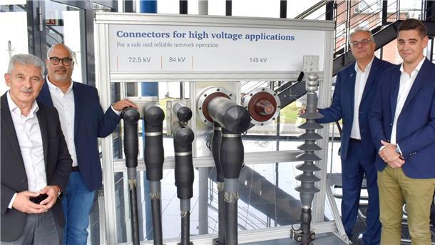 NKT in Nordenham feiert Jubiläum und zielt mit Innovationen auf Wachstum Drei Männer stehen vor mehreren Ausstellungsstücken.