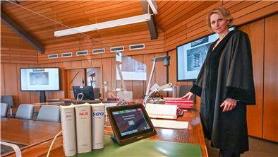 Vor dem Amtsgericht Geestland finden auch Online-Verhandlungen statt. Richterin Henrike Zwanzig weiß die Vorzüge der modernen Videokonferenztechnik zu schätzen.