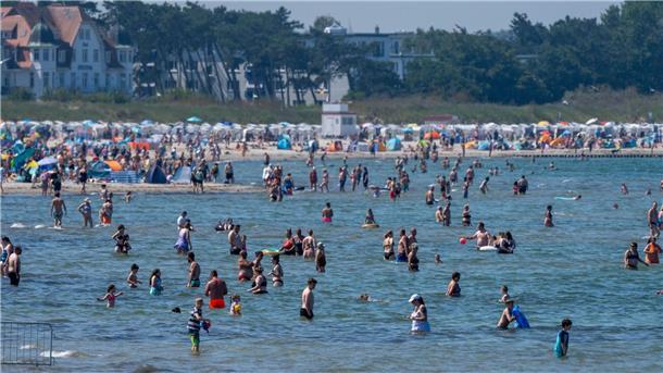 DLRG warnt vor unbedachtem Sprung ins kühle Wasser Vor dem Baden im kühlen Meer sollte man den aufgeheizten Körper langsam runterkühlen, sonst kann es lebensgefährlich werden. (Archivbild)