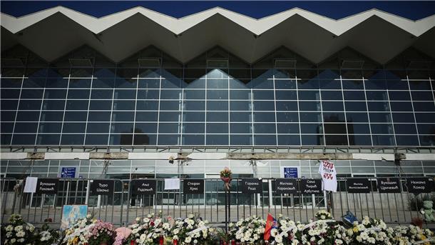 Zehntausende gedenken in Novi Sad der Tragödie mit 16 Toten Vor dem Bahnhof, wo sich die Tragödie ereignete, legten Bürger und Studierende Kränze und Blumen für die 16 Opfer nieder.