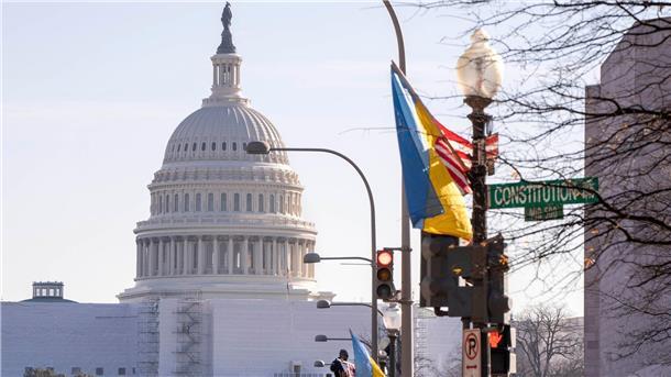 Vor dem Besuch des ukrainischen Präsidenten Wolodymyr Selenskyj in Washington werden amerikanische und ukrainische Flaggen entlang der Pennsylvania Avenue gehisst.