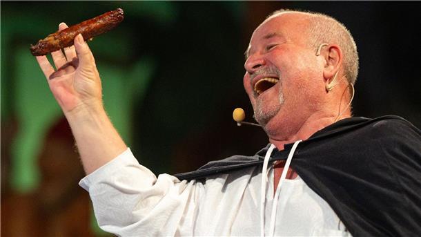 Vor dem Boxkampf um die älteste Bratwurstküche ein bisschen nachgestellte Geschichte: Probst Johann von Siebeleben soll 1404 erstmals eine Bratwurst erwähnt haben. Bernd Plachter spielte ihn nun. 