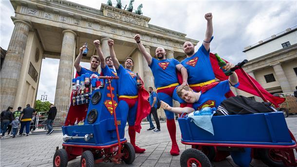 Vor dem Brandenburger Tor in Berlin kann man gut Party machen.
