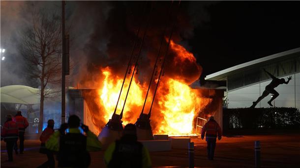 Vor dem Champions-League-Spiel von Manchester City gegen den FC Brügge ging am Stadion ein Fanartikel-Kiosk in Flammen auf.