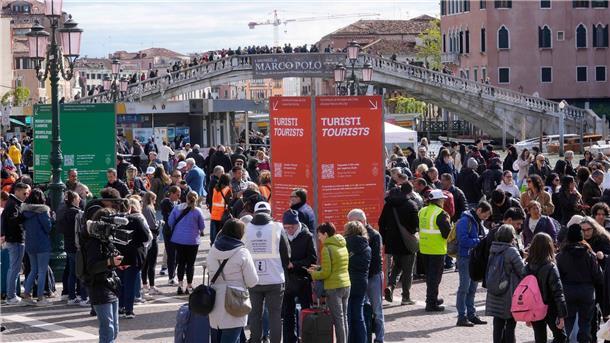 Fünf Euro für Venedig - Chaos zu Beginn Vor dem Hauptbahnhof überprüfen Kontrolleure den QR-Code der Touristen, mit dem die Zahlung nachgewiesen wird.