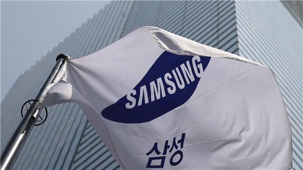 Samsung mit deutlichem Gewinnrückgang Vor dem Hauptsitz von Samsung im südkoreanischen Seoul weht eine Flagge mit dem Logo des Unternehmens.