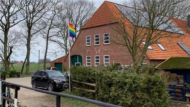 Vor dem Haus von Matthias Schulz hängt die Regenbogenflagge. Der Wattführer hat damit die Challenge eröffnet.