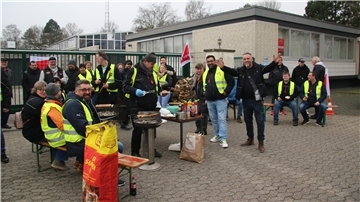 Vor dem Hof der KVG in der Meyerstraße versammeln sich die Beschäftigten zum Warnstreik. Auch am Freitag werden die Busfahrerinnen und -fahrer ihre Arbeit nicht aufnehmen.