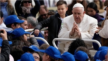Vor dem Krankenhausaufenthalt: Papst Franziskus spricht mit Kindern bei seiner Generalaudienz.