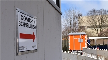 Vor dem Kronos-Titan-Werk in Blexen hat das Deutsche Rote Kreuz (DRK) einen Bauwagen und ein Zelt aufgebaut. Das DRK wurde von dem Chemiekonzern beauftragt, Schnelltests an Mitarbeitern und Externen durchzuführen.