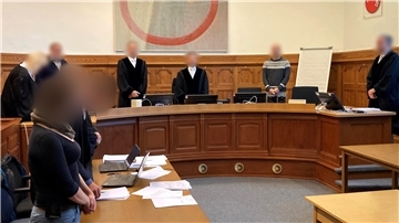 Die gepixelte Angeklagte im Sitzungssaal. 