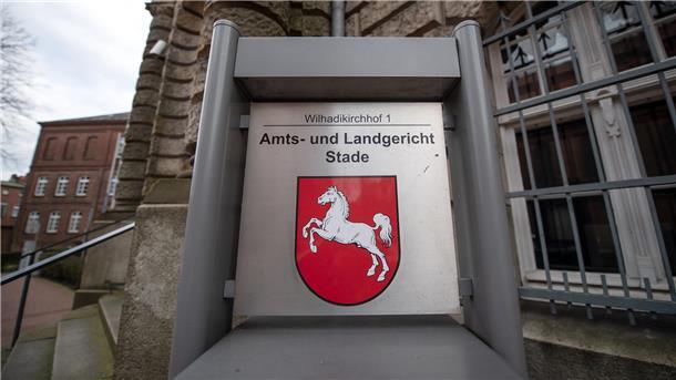 Schild vor dem Amts- und Landgericht Stade