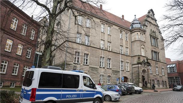 Angeklagte Ex-Polizistin zeigt Erinnerungslücken Das Landgericht Stade mit davor parkenden Fahrzeugen