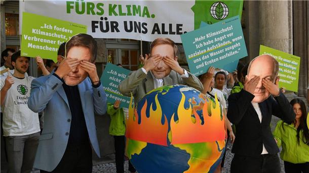 Bundesregierung muss Klimaschutzprogramm nachschärfen Vor dem Oberverwaltungsgericht Berlin-Brandenburg protestierten Aktivisten der Deutschen Umwelthilfe.