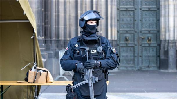 Terroralarm in Köln: Ingewahrsamnahmen und Schutz für Dom Vor dem Pontifikalamt im Kölner Dom zum Jahresabschluss mit Kardinal Woelki wird das Domumfeld von Einsatzkräften der Polizei mit Maschinenpistolen stark bewacht.