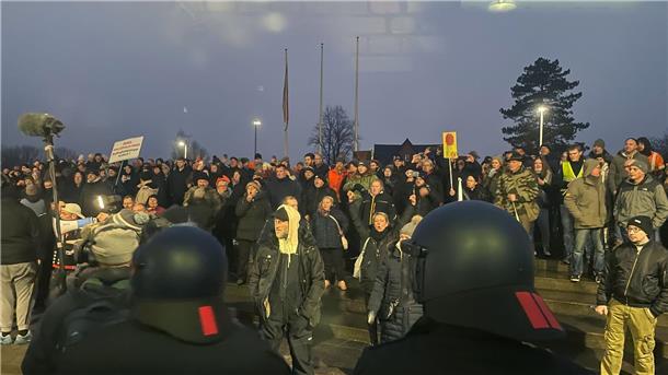 Proteste gegen Flüchtlingsunterkunft laufen aus dem Ruder Vor dem Sitzungsgebäude des Kreistages von Nordwestmecklenburg kamen nach Polizeiangaben am Donnerstag 700 Menschen zusammen.
