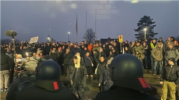 Vor dem Sitzungsgebäude des Kreistages von Nordwestmecklenburg kamen nach Polizeiangaben am Donnerstag 700 Menschen zusammen.