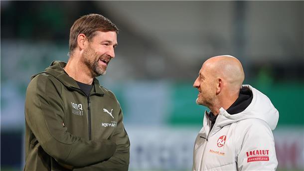 Kaiserslautern jubelt in Fürth - Kurioser Platzverweis Vor dem Spiel hatten beide noch gute Laune: Trainer Thomas Kleine (l, SpVgg Greuther Fürth) und Lauterns Coach Torsten Lieberknecht.