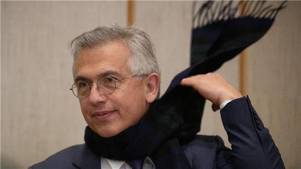 Vor dem Urteil hatte der Ex-OB wohl mit einem günstigeren Ausgang gerechnet. Einen dunklen Schal schwungvoll um den Hals geschlungen, saß er scherzend neben seinen Anwälten.