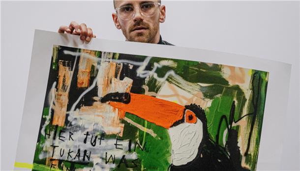Wie Kliemann mit seinem zweiten Kunstdruck Böhmermann zuvorkam Vor dem Wirbel um ihn verkauft, jetzt ausgeliefert: Fynn Kliemann gelang es, 3729 signierte Kunstdrucke seines Gemäldes "Tukan" für 298 Euro je Exemplar zu verkaufen.