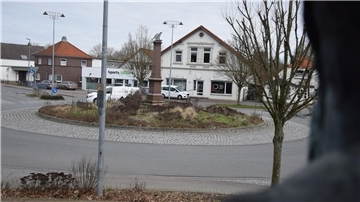 Vor den Augen von Wilhelm Müller (Statue rechts im Bild) lässt der OOWV am kommenden Montag eine Baustelle einrichten. Für mehrere Wochen wird der dortige Kreisverkehr zum Nadelöhr.
