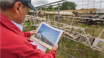 Vor den verrosteten Masten erinnert ein Foto an die einstige Pracht der Seute Deern.
