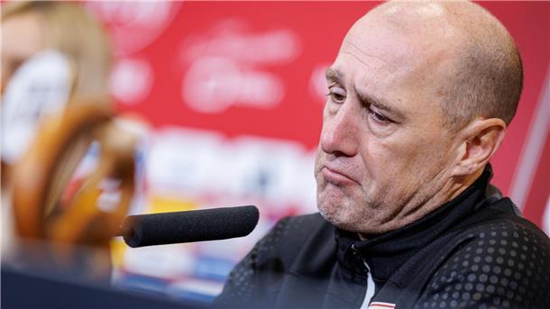 Auch ohne „Plan B“ wird es eng für Jahn-Coach Enochs Vor der Ablösung? Jahn-Coach Joe Enochs bei der Pressekonferenz nach dem 3:8 in Nürnberg.