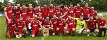 Vor der abschließenden Partie gegen den FC Walsede baute sich das Team des MSTV Selsingen mit der Plakette für das Meisterfoto auf.