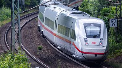 Bremerhavens Zukunft auf dem Spiel: Verkehrssenatorin macht Druck für ICE-Anbindung Vor der am Mittwoch beginnenden Verkehrsministerkonferenz drängt Bremens Verkehrssenatorin Özelm Ünsal auf eine ICE-Anbindung für Bremerhaven.