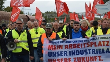 Vor der Betriebsversammlung fand bei Glencore eine von Betriebsräten und IG Metall organisierte Kundgebung statt.