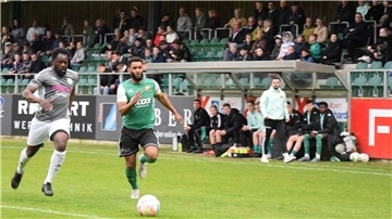 Vor der gut besetzten Tribüne im Waldstadion ist Malik Gueye bei einem seiner Tempoläufe unterwegs, kommt am Ende aber nicht an Alpha Falikou  Fadiga vorbei.