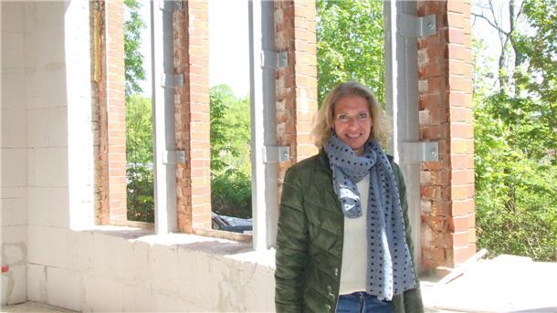 Vor der Herausforderung aus Stahl und Stein: Investorin Ulrike Hagenbucher-Bisotti vor einer der neuen Fensteröffnungen – hinter ihr die stabilen Stahlträger, die das historische Mauerwerk für die größeren Öffnungen sichern.